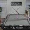 4-летняя девочка показывает трюки на пуле